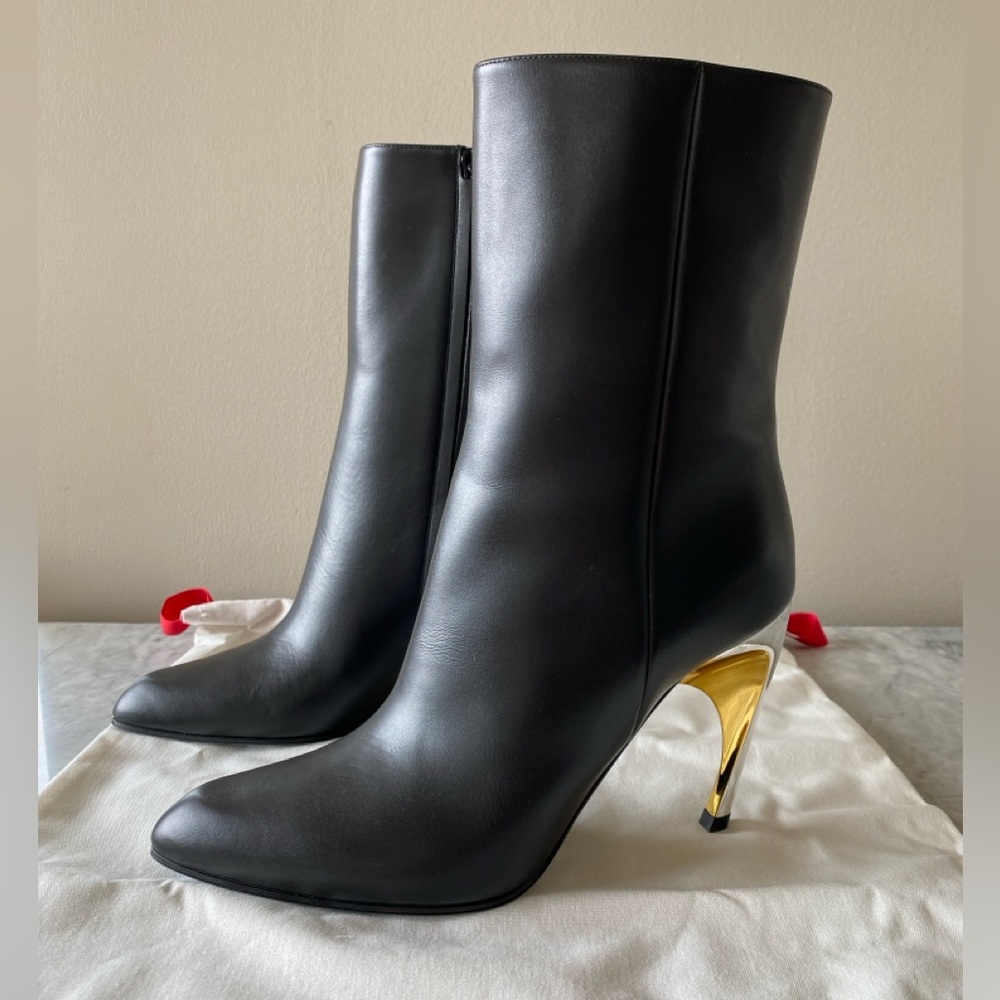 NIB Alexander McQueen Armadillo 95mm Black Leather Boots with Gold Heel
